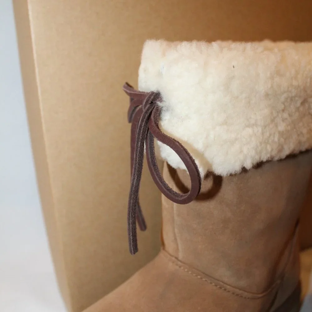 NIB UGG WOMEN'S CLASSIC SHORT CHESTNUT SUEDE‎ SHEARLING LINED SARISSA BOOTS 8